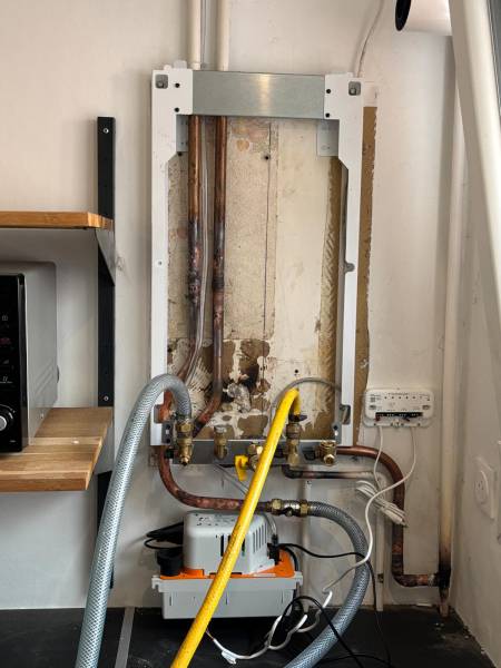 installation des tuyaux avant pose de chaudière gaz neuve