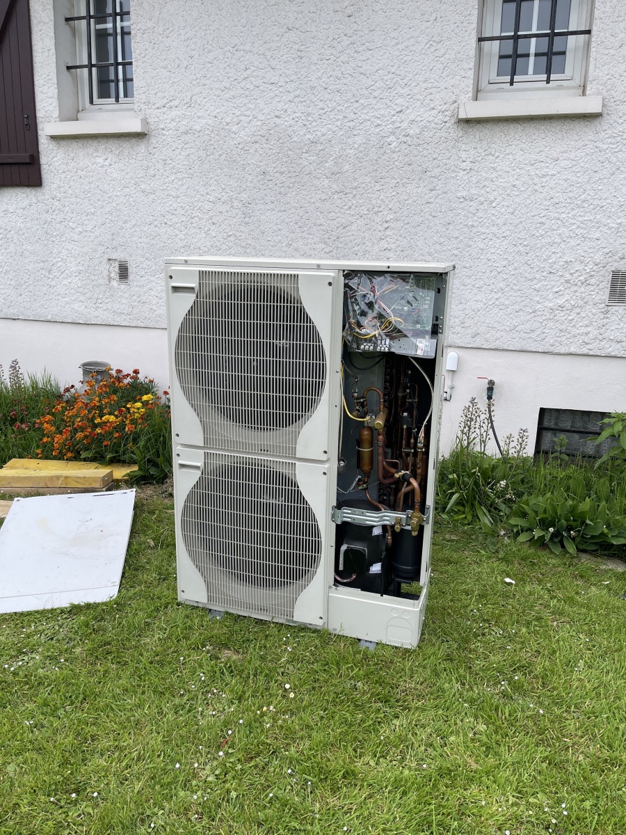 L'équipe de la SARL Durand Pierre en action, installant une pompe à chaleur efficace et respectueuse de l'environnement pour un client du Havre